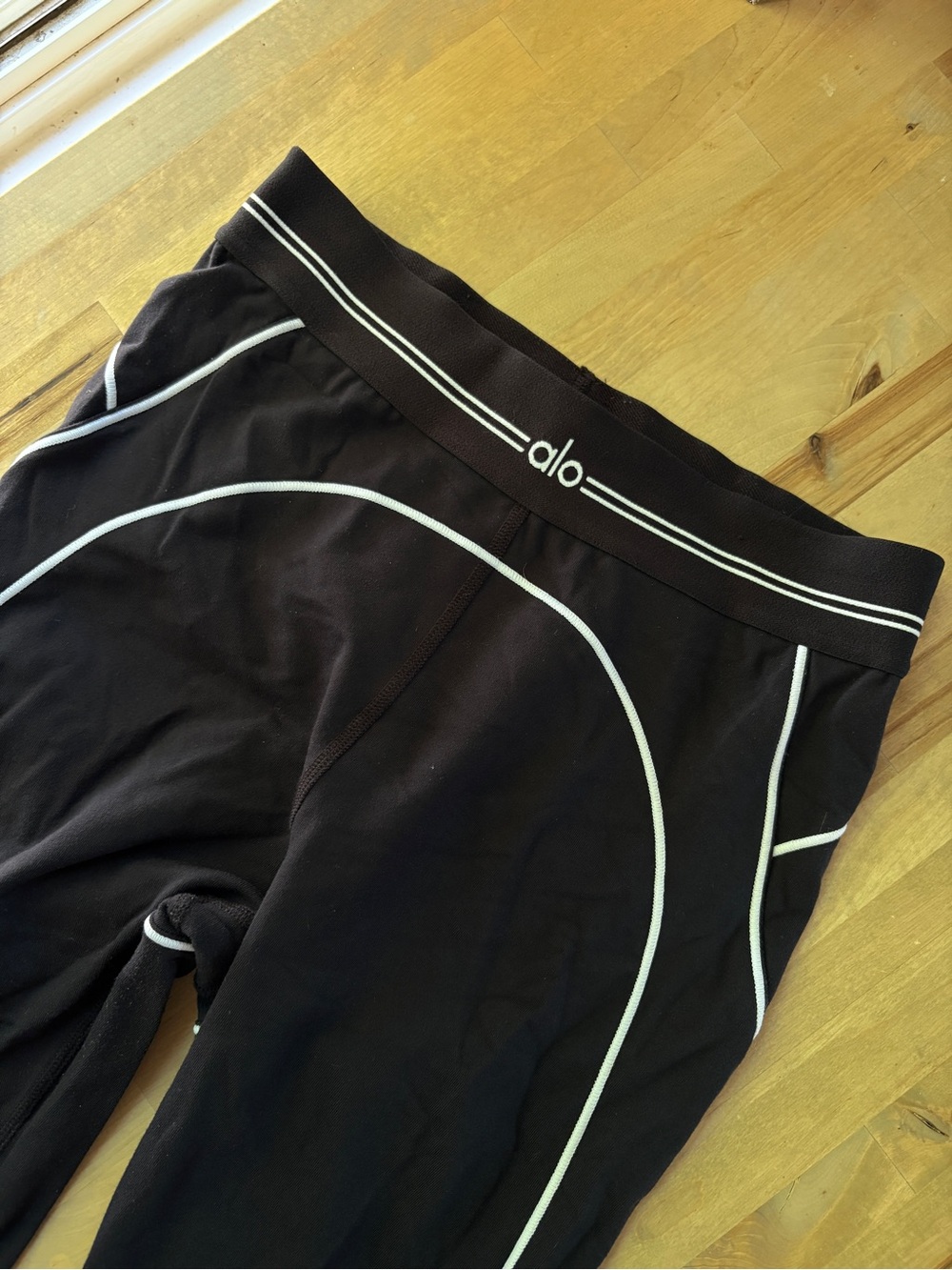 ALO Yoga Black Leggings with White Piping - Picture 3 of 9